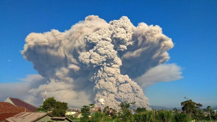 Мощное извержение вулкана Синабунг на видео и фото