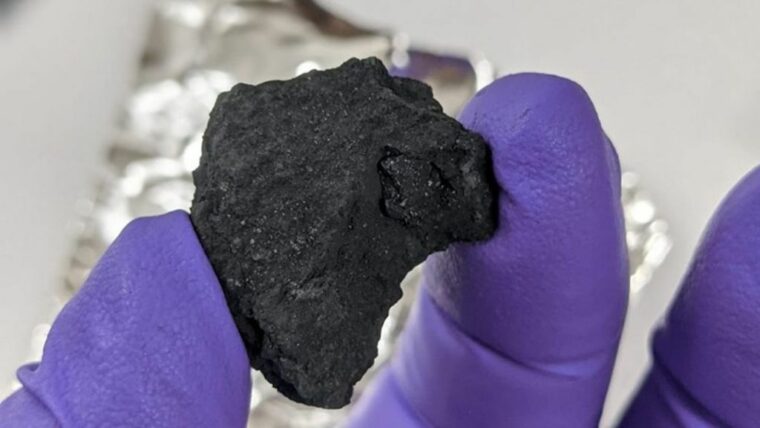 Редкий метеорит, «реликт ранней солнечной системы», упал на подъездную дорожку в Англии.