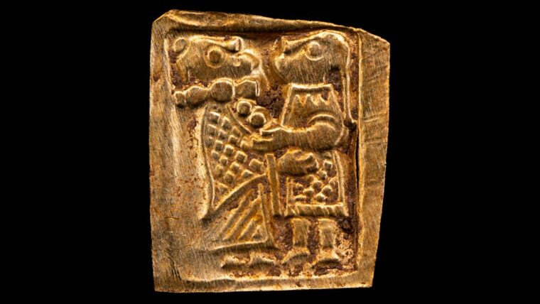 В развернутом виде на этих древних фигурах из золотой фольги видны обнимающиеся пары.