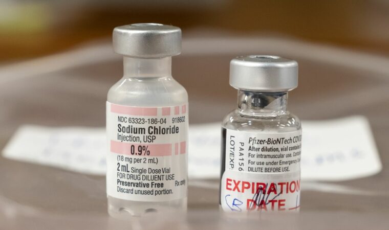 Первый флакон с вакциной от COVID-19, использованный в США, направлен в музей