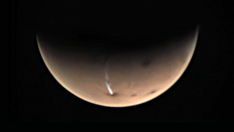 Странное длинное облако на Марсе, наконец, раскрывает некоторые свои секреты