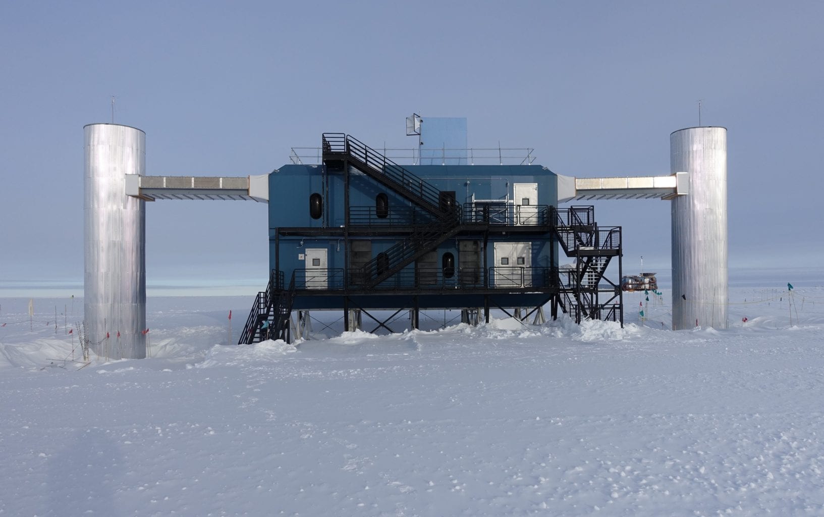 Это лаборатория IceCube в Антарктиде, которая собрала важные данные о событии, вызванном космической частицей. Предоставлено: ICECUBE Collaboration.