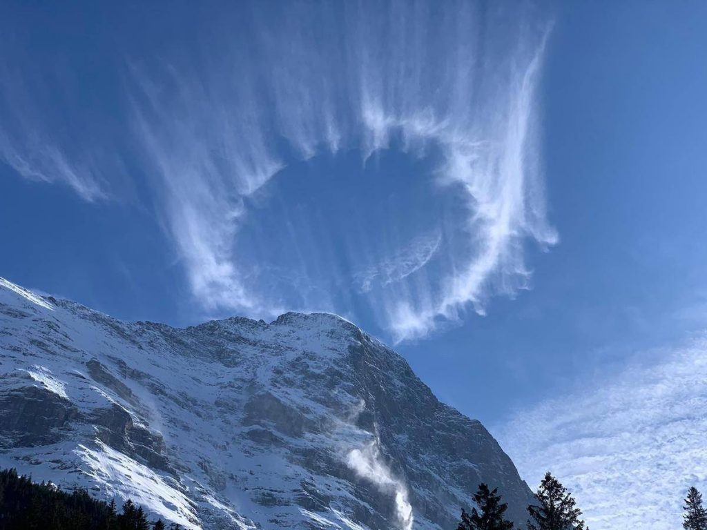таинственные круги облаков над швейцарскими Альпами, таинственные круги облаков над фотографиями швейцарских Альп, таинственные круги облаков над фотографиями швейцарских Альп, таинственные круги облаков над швейцарскими Альпами март 2021 г.