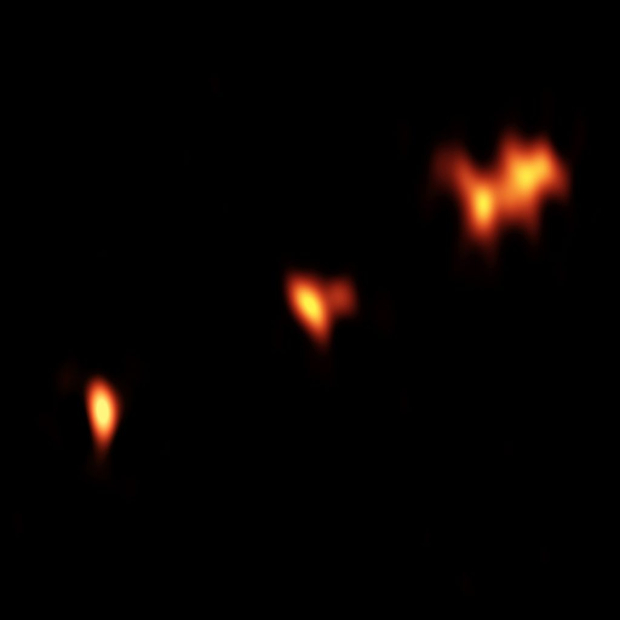 Снимок трех компонентов квазара PJ352-15. Предоставлено: Момджиан и др. / Б. Сакстон (NRAO / AUI / NSF).