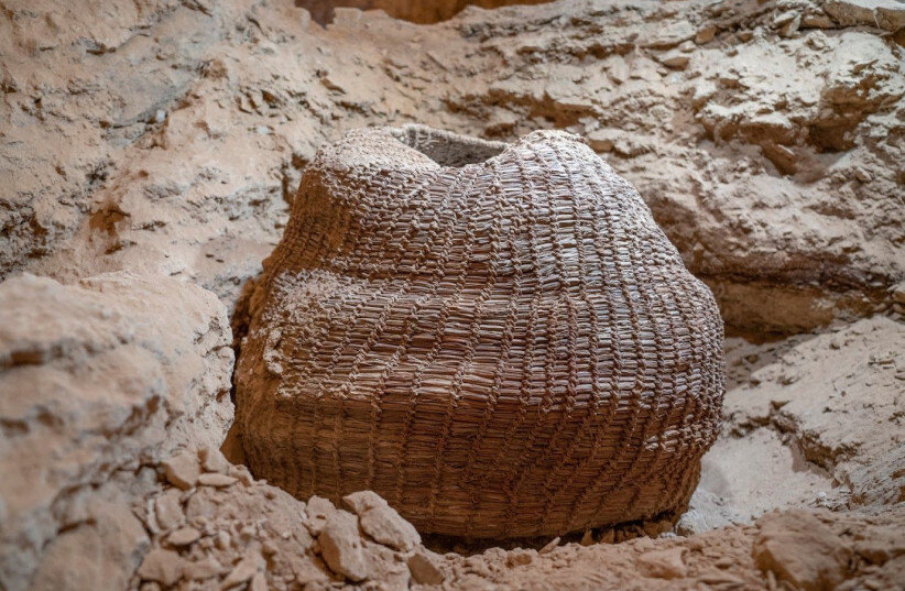 Это самая старая корзина в мире, обнаруженная в пещерах Мурабаат и датированная примерно 10 500 лет назад. Фото: Янив Берман / Управление древностей Израиля