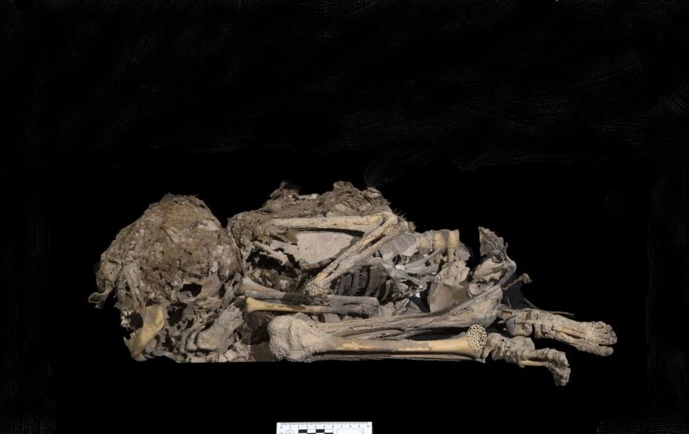 Помимо фрагментов свитков Мертвого моря и корзины, ученые нашли эту мумию захороненного ребенка, завернутую в ткань. Фото: Эмиль Аладжем / Управление древностей Израиля