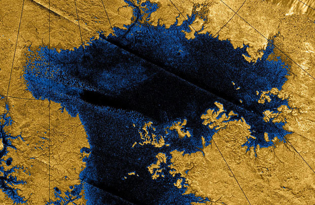 Море Лигейи на Титане, луне, на которой также есть подземные океаны. Предоставлено: НАСА / Лаборатория реактивного движения / ASI / Корнелл.