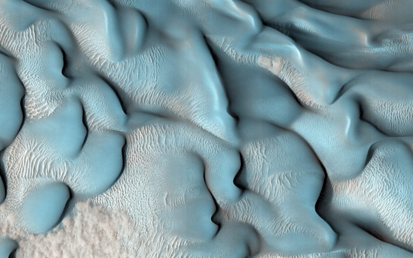 Это изображение MRO показывает множество дюн в кратере Лиот в северной низменности Марса. Предоставлено: НАСА / Лаборатория реактивного движения / Университет Аризоны.