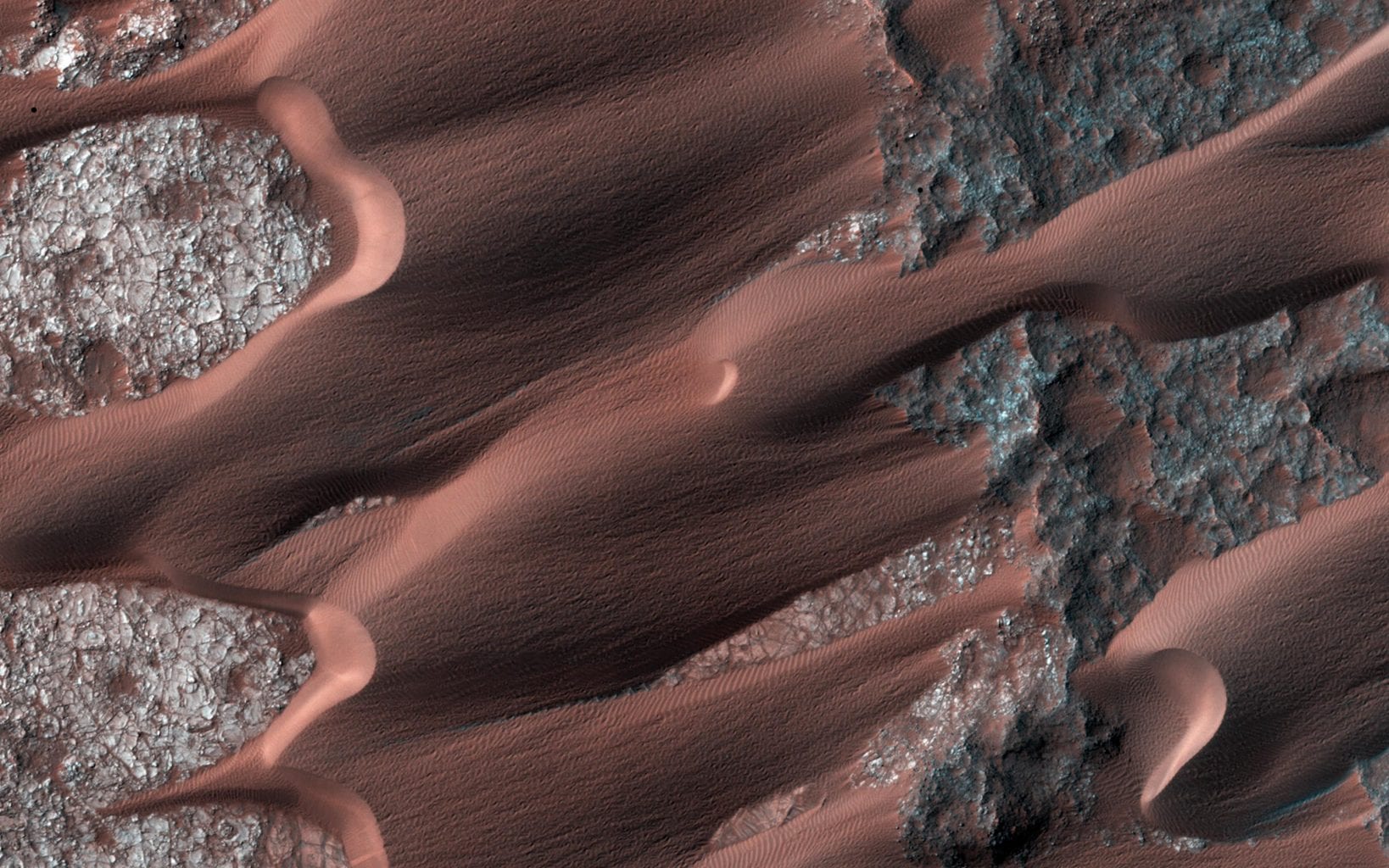 Поле дюн Нили Патера, сфотографированное здесь марсианским разведывательным орбитальным аппаратом, расположено на древнем ложе застывшей лавы. Предоставлено: NASA / JPL-Caltech / Univ. Аризоны