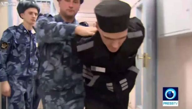 Заключенного заставляют сгибаться пополам, когда его перемещают в тюрьму Черного дельфина.