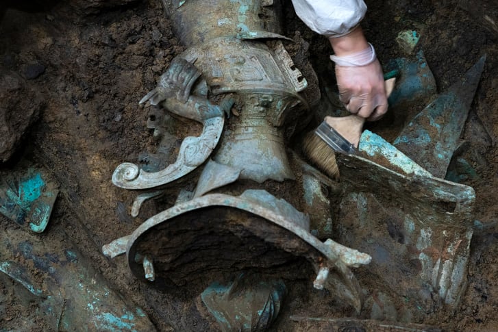 Массивные бронзовые артефакты, обнаруженные в одной из могильных ям китайских руин. Предоставлено: Шен Бохан / Синхуа / Сипа, США.