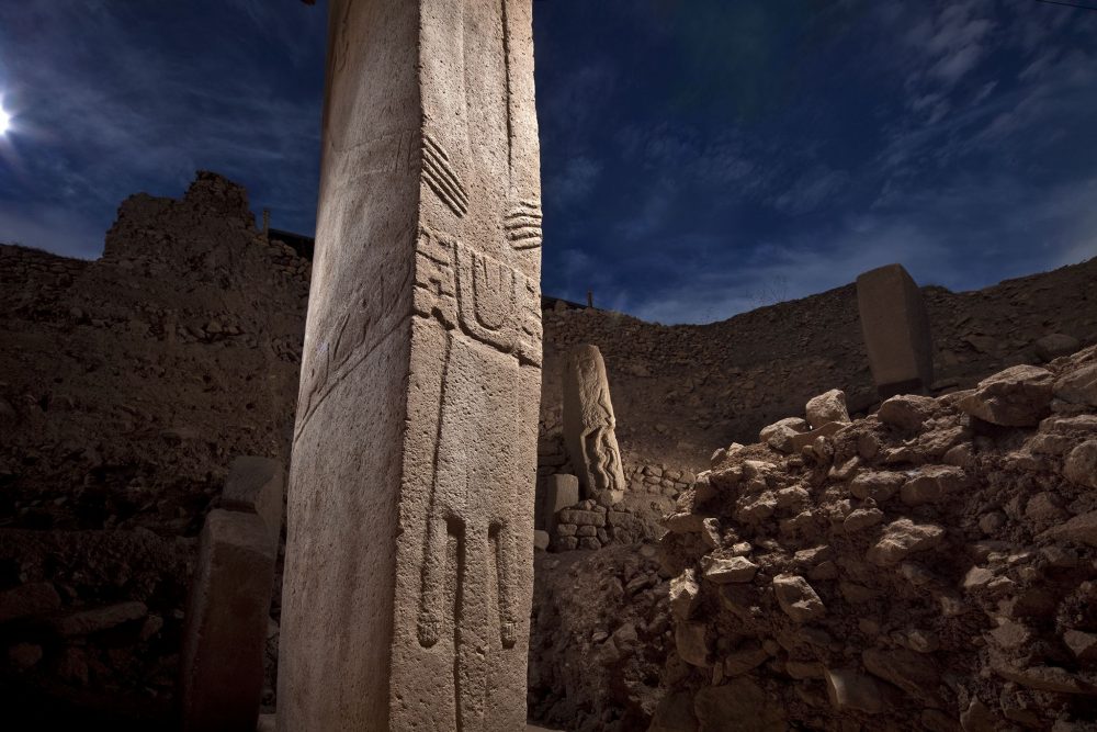 Были обнаружены десятки древних каменных столбов с художественными гравюрами. Кредит: Pinterest