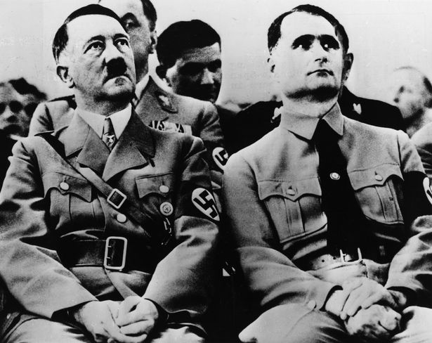 Адольф Гитлер со своим заместителем и личным секретарем Рудольфом Гессом