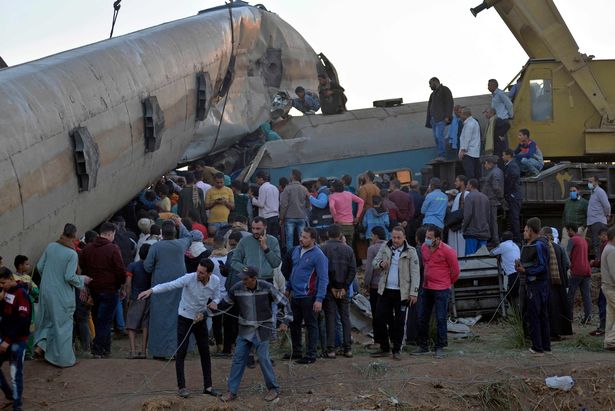 Два поезда столкнулись в районе Тахта провинции Сохаг, примерно в 285 милях к югу от столицы Египта Каира.