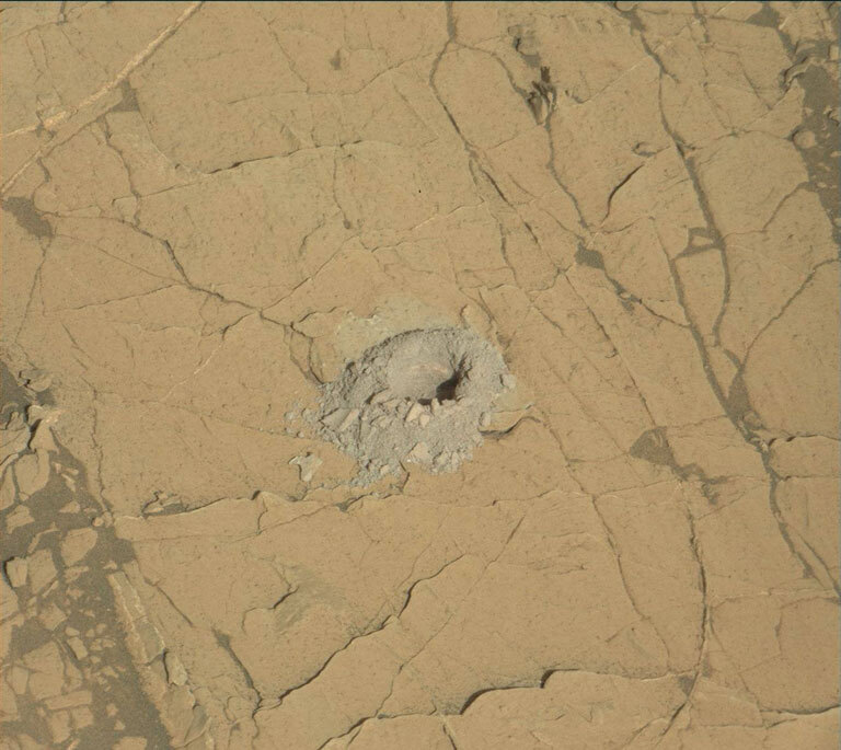 Это "Нонтрон" изображение скважины, полученное Curiosity на 3056-м сол. Предоставлено: NASA / JPL-Caltech / MSSS.