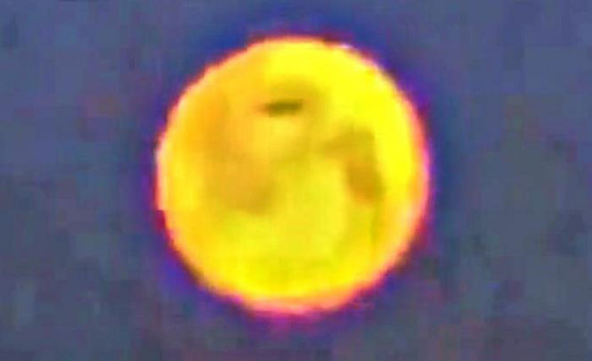 Огромный НЛО пролетает на фоне Луны