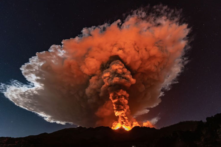 Истекающие потоки лавы извергнуты с горы Этна на захватывающих ночных фотографиях