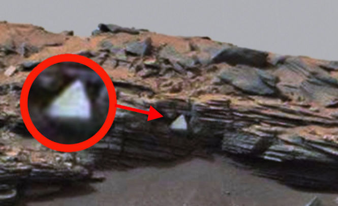 На Марсе найден непонятный белый треугольник и другие аномалии 
