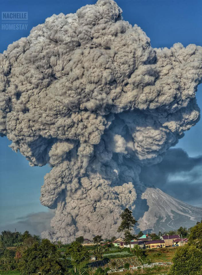 Пепельный шлейф после извержения вулкана Синабунг 2 марта 2021 года