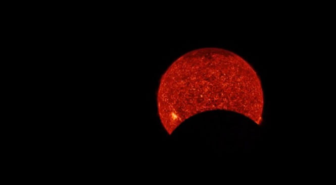 Странный круглый объект снова появился возле Солнца