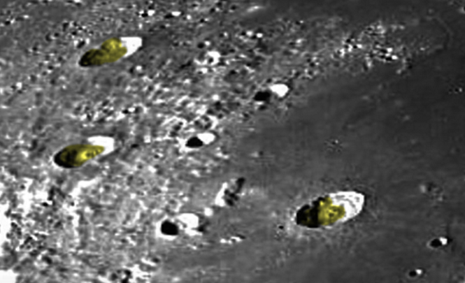 Три здания на Луне, видно в телескоп