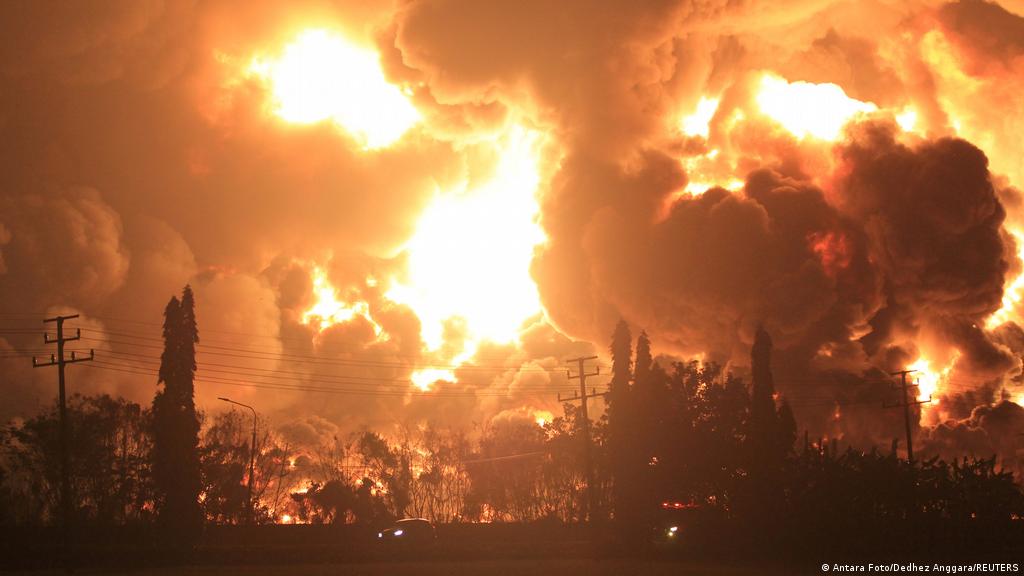 Массовый взрыв нефтеперерабатывающий завод в Индонезии, массивный взрыв на нефтеперерабатывающем заводе в Индонезии видео, массивный взрыв на нефтеперерабатывающем заводе в Индонезии