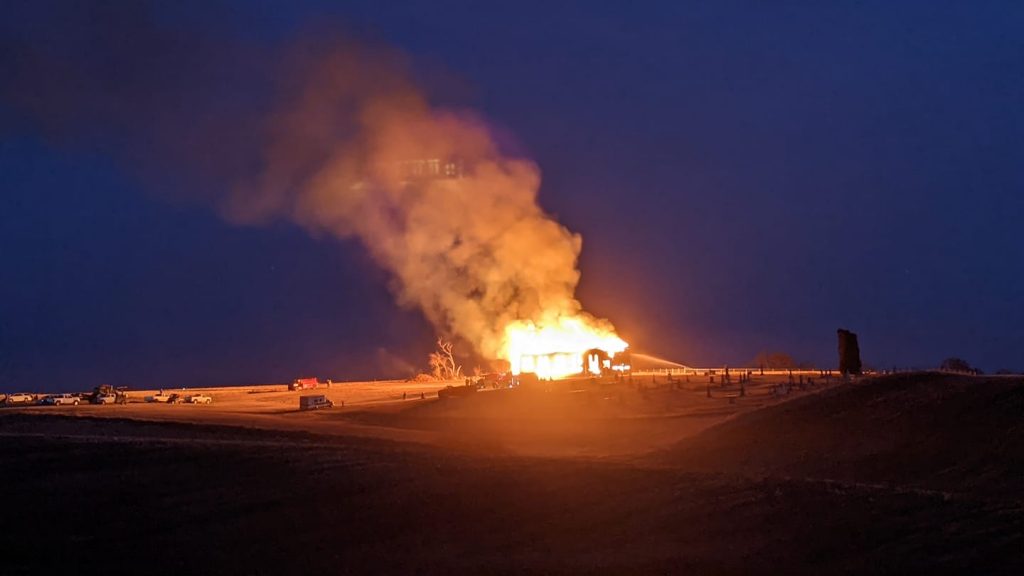 церковь в огне поднимается на небо, горящая церковь появляется в дыму в небраске, церковь в огне возносится на небеса, церковь в небраске в огне отражение в дыму