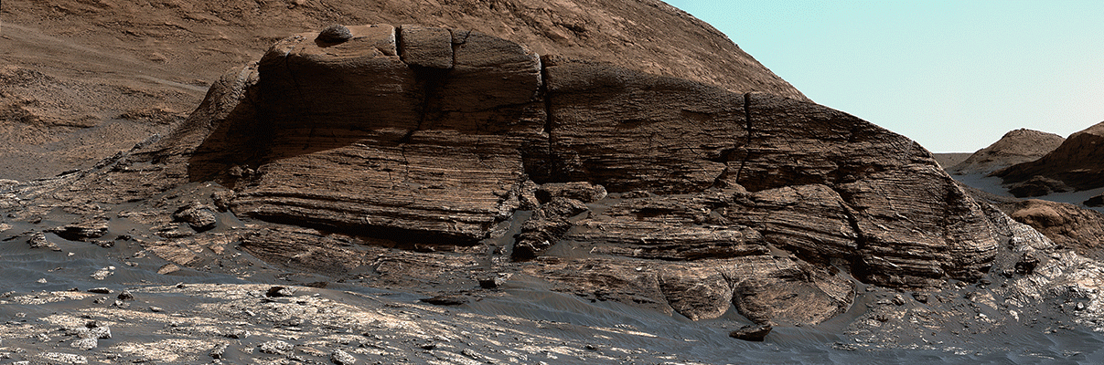 Этот стереоскопический эффект был создан с помощью пары панорам от Curiosity's Mastcam. Оба снимка были сделаны с одинакового расстояния, но в разных положениях, что позволяет нам увидеть этот трехмерный вид на Мон-Мерку. Предоставлено: НАСА / Лаборатория реактивного движения-Калтех / MSSS.