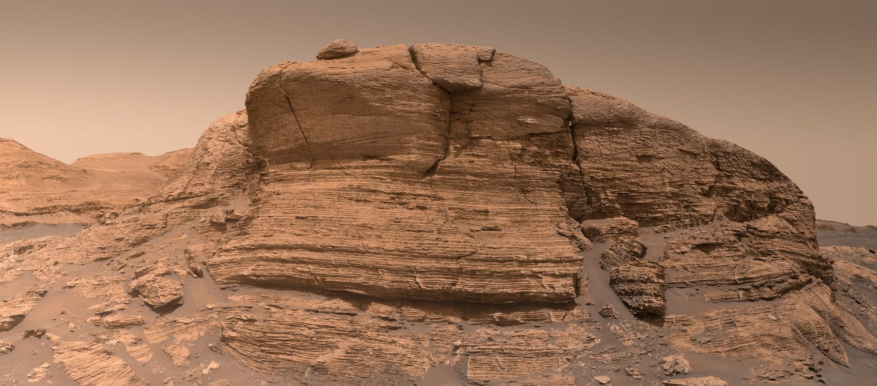 Это было первое панорамное изображение Мон-Мерку с высоким разрешением, отправленное марсоходом Curiosity. Предоставлено: NASA / JPL-Caltech / MSSS / Кевин М. Гилл - CC BY 2.0.