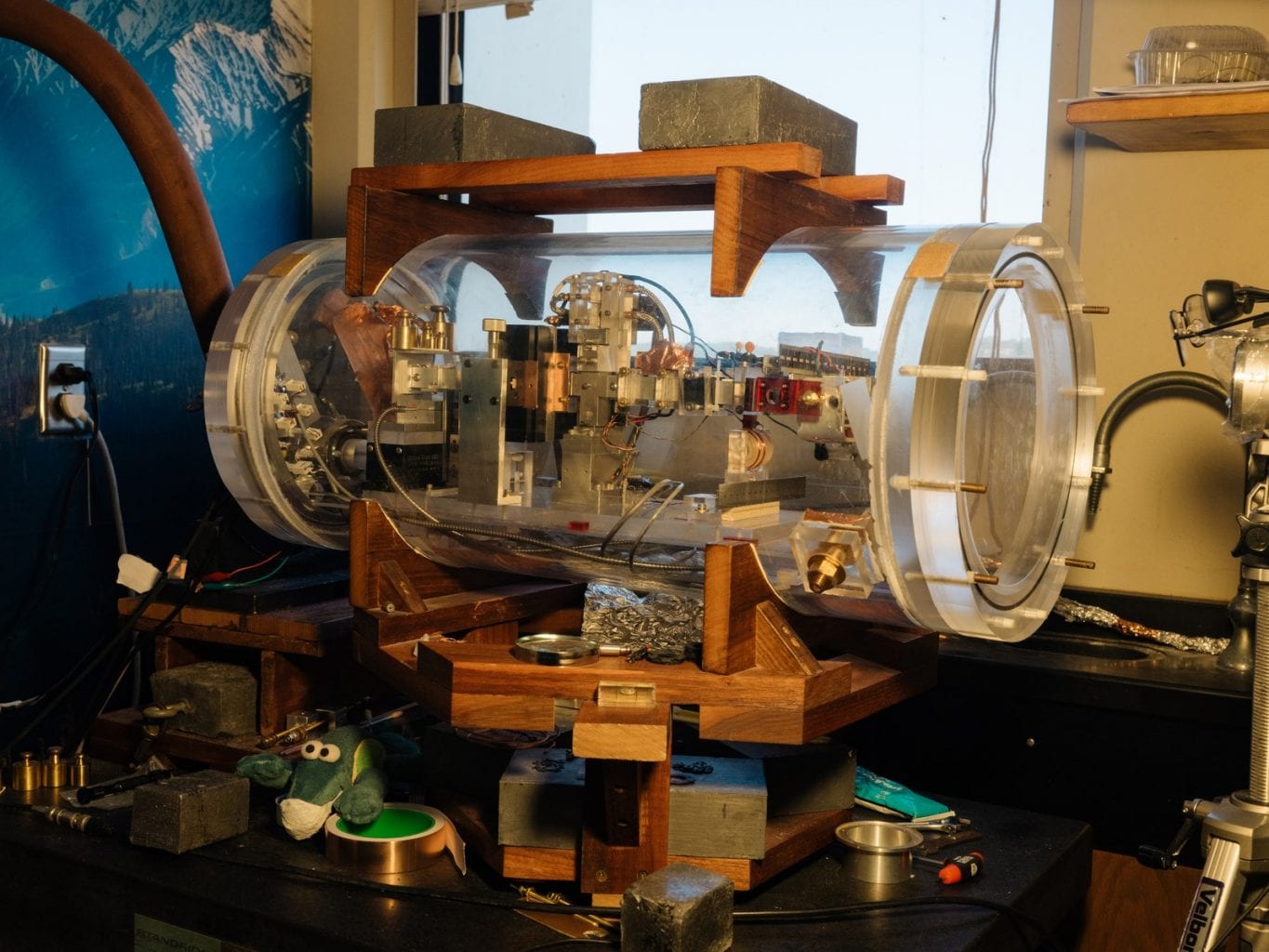 Устройство для испытания двигателя MEGA, созданное профессором Вудвордом, помещено в самодельную вакуумную камеру. Предоставлено: Розетт Раго / Wired.