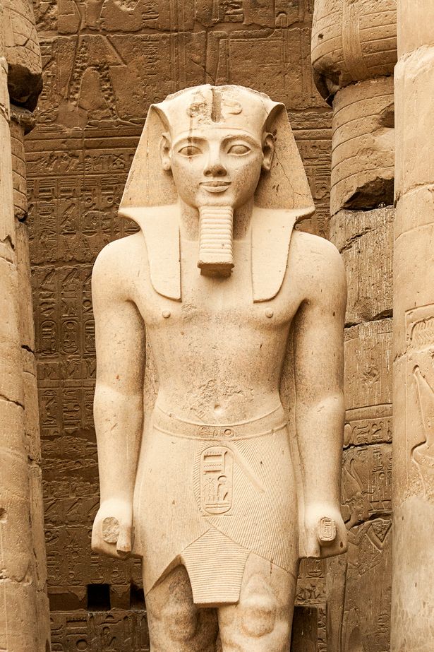Статуя Рамсеса II в Луксорском храме, Египет