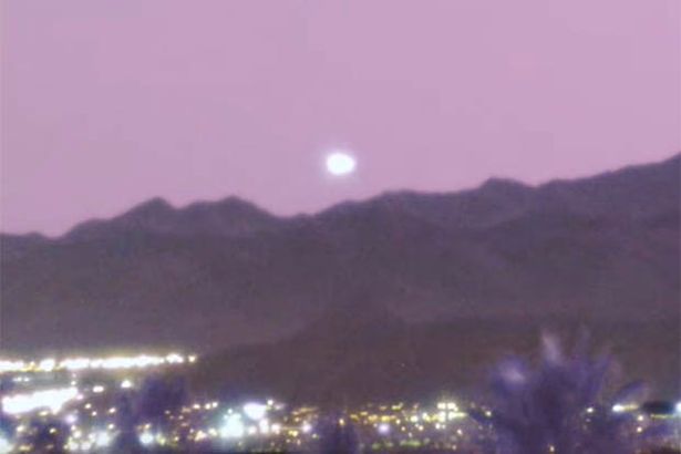 Одно наблюдение НЛО, который якобы пролетел со скоростью 1000 миль в час над Лас-Вегасом в декабре 2019 года.