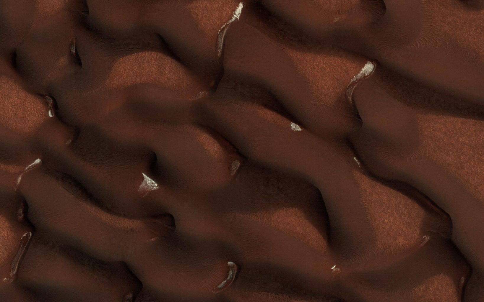Снимок марсианского лета 2018 года, когда песчаные дюны почти полностью были свободны от сезонного льда. Предоставлено: NASA / JPL-Caltech / Univ. Аризоны
