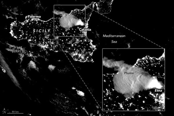 Извержение вулкана Этна, вид из космоса 18 февраля 2021 г. 