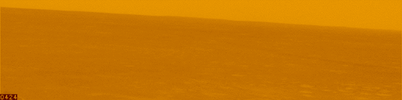 Пылевой дьявол, увиденный Spirit 15 мая 2005 г. (раскрашенная версия). Предоставлено: Викимедиа / CC / НАСА / Лаборатория реактивного движения / Бернар де Го Марс.