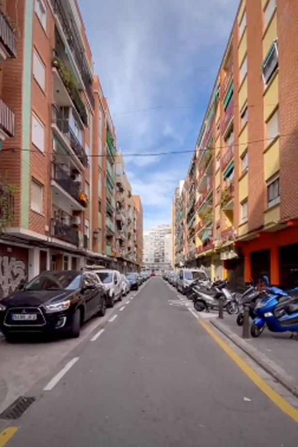 Хавьер гуляет по пустым улицам Валенсии