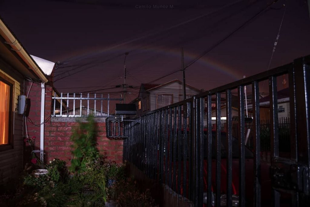Чрезвычайно редкая лунная радуга над Пунта-Ареной, Чрезвычайно редкая лунная радуга над Пунта-Ареной, Чили, Чрезвычайно редкая лунная радуга над Пунта-Ареной, март 2021 г., Чрезвычайно редкая лунная радуга над Пунта-ареной фото