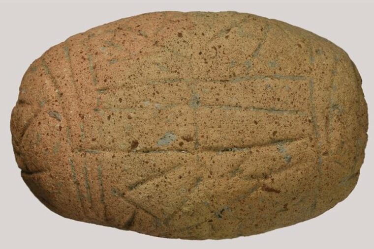 В Болгарии найдена каменная плита возрастом 7000 лет, на которой выгравирован загадочный язык