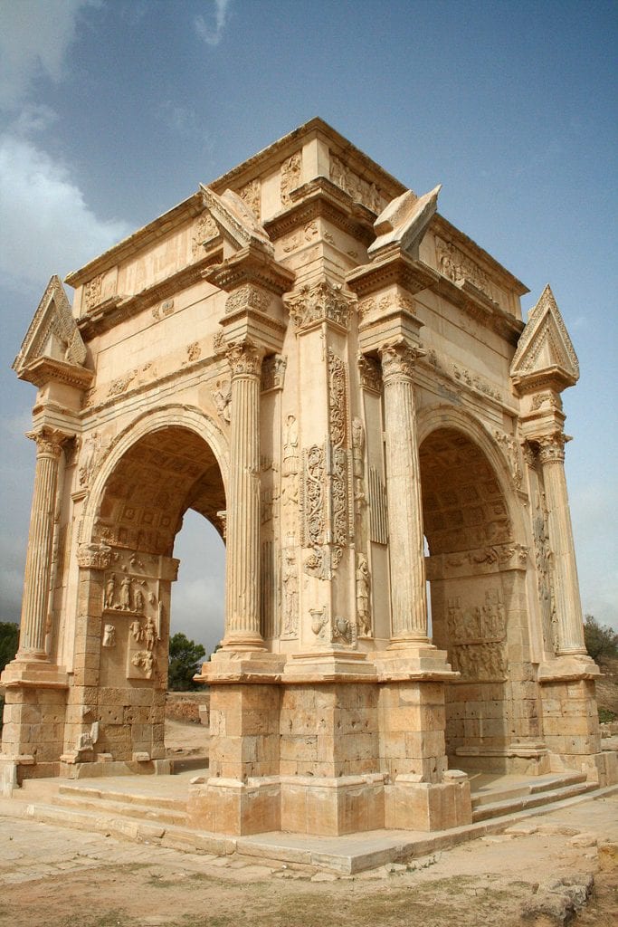 Тетрапилон Лептис Магна. Это четырехгранная арка, посвященная императору Септимию Северу, который принес в город Золотой век. Предоставлено: Wikimedia Commons.