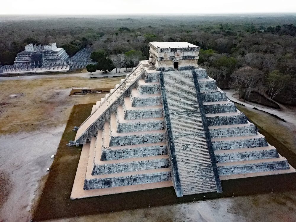 Аэрофотоснимок пирамиды Эль-Кастильо, также известной как храм Кукулькана в Чичен-Ице. Shutterstock.