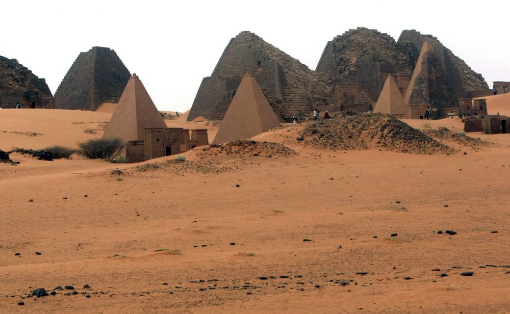 К сожалению, более 40 пирамид были частично или полностью разрушены искателями сокровищ. Предоставлено: Мохамед Нурелдин Абдаллах / Рейтер.