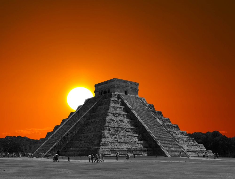 Солнце встает за ступенчатой ​​пирамидой в Чичен-Ице, одном из многих древних памятников по всему миру, построенных так, чтобы выравниваться с солнцем в дни солнцестояния.