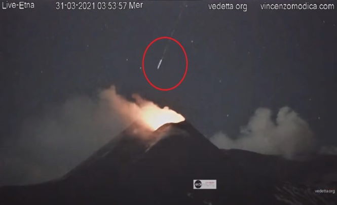 НЛО или метеор ныряют в извергающийся вулкан Этна на видео