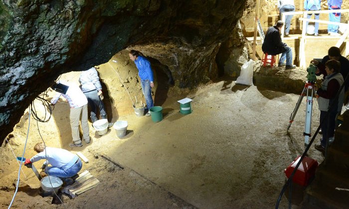Сектор Ниши 1 (слева) и Главный сектор (справа) во время раскопок пещеры Бачо Киро, Болгария, в 2016 году. [more] © MPI-EVA / Николай Захериев