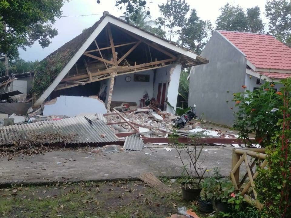 Ущерб после землетрясения M6.0 в Индонезии, Ущерб после землетрясения M6.0 в Индонезии видео, Ущерб после землетрясения M6.0 в Индонезии фото, Ущерб после землетрясения M6.0 у Индонезии фото