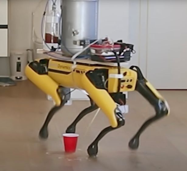 YouTuber модернизировал робот-собаку Boston Dynamics Spot, чтобы он по команде «мочился» пивом.