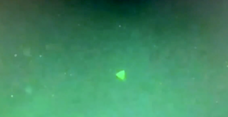 Утечка видео показывает, что "летающая пирамида НЛО" беспокоит корабль ВМС США