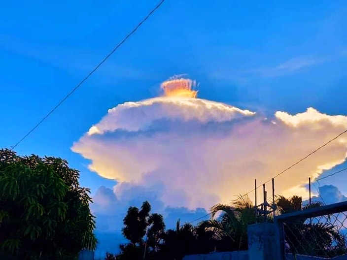 разноцветная корона над облаком, разноцветная корона над облаками картинки, разноцветная корона над облаком видео, разноцветная корона над облаком апрель 2021