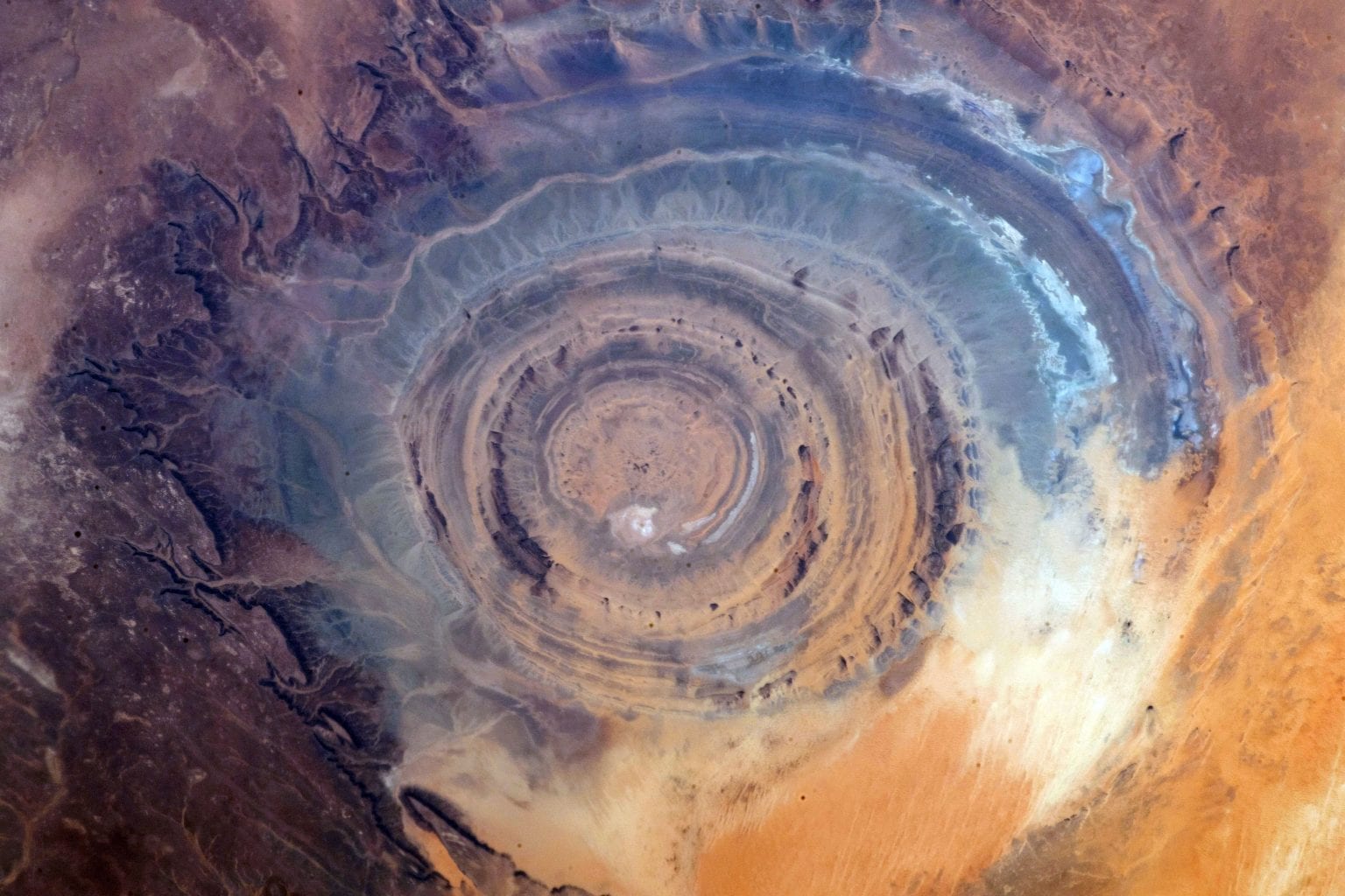 Еще один увлекательный снимок Глаза Сахары из космоса. Предоставлено: НАСА / Лаборатория реактивного движения - Калтех. 