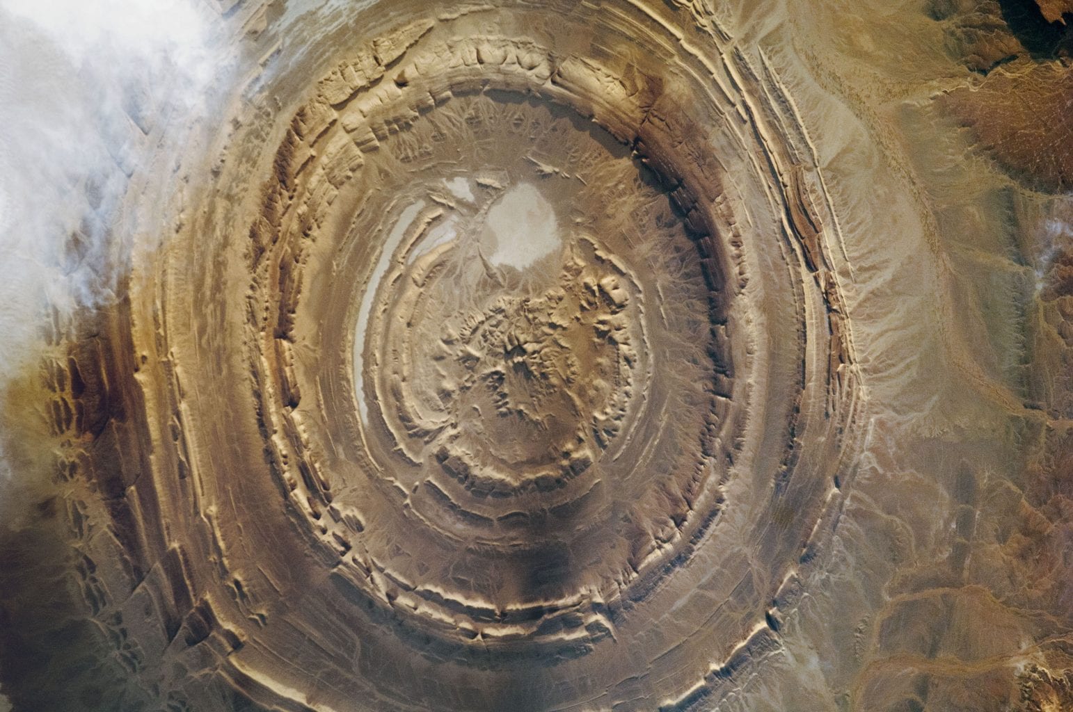 Фотография космонавта структуры Ришат с расширенным контрактом, раскрывающим геологические особенности формации. Предоставлено: НАСА.